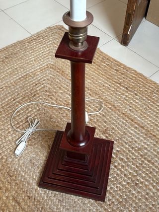 Lámpara de pie clásica de madera y tela