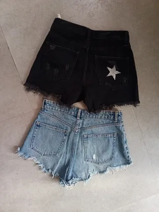 Due shorts jeans strappati con stelle