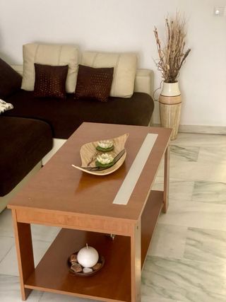 Mesa de salón de madera y yute