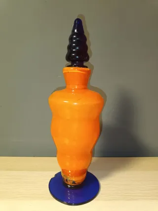 Jarrón de cristal naranja y azul