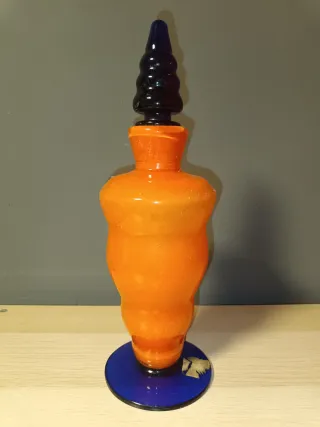 Jarrón de cristal naranja y azul