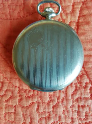 Reloj de bolsillo antiguo y moneda