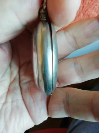 Reloj de bolsillo antiguo y moneda