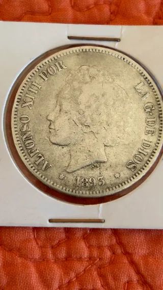 Reloj de bolsillo antiguo y moneda