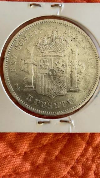 Reloj de bolsillo antiguo y moneda