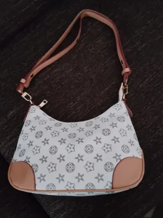 Bolso de mujer beige y blanco