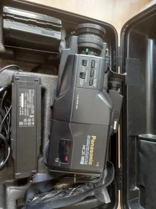 Videocámara Panasonic MC20 con accesorios
