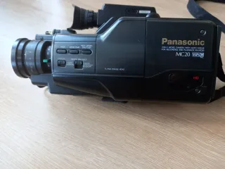 Videocámara Panasonic MC20 con accesorios
