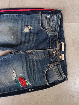 Jeans donna con fiori e strappi