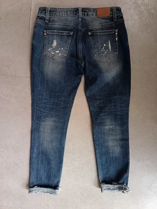 Jeans donna con fiori e strappi