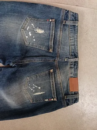 Jeans donna con fiori e strappi