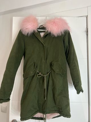 Abrigo verde con capucha de pelo rosa