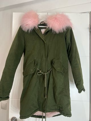 Abrigo verde con capucha de pelo rosa