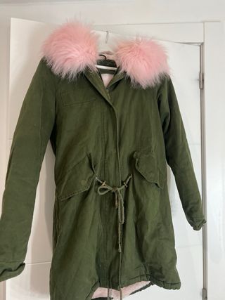 Abrigo verde con capucha de pelo rosa