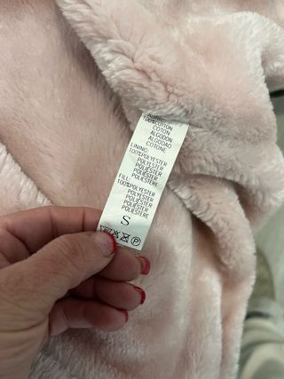 Abrigo verde con capucha de pelo rosa