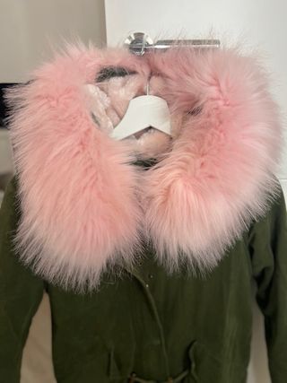 Abrigo verde con capucha de pelo rosa
