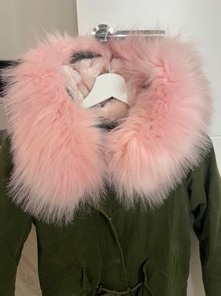 Abrigo verde con capucha de pelo rosa