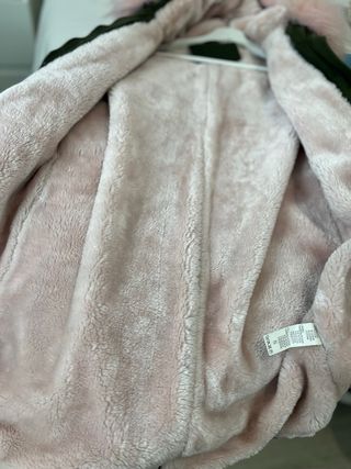 Abrigo verde con capucha de pelo rosa