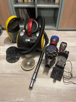 Aspiradora Polti y Dyson para repuestos.