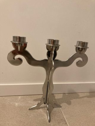 Candelabro de metal plateado