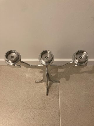 Candelabro de metal plateado