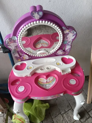 Tocador infantil con espejo y unicornios