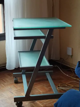 Mesa ordenador cristal y metal