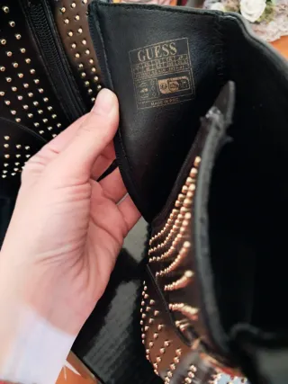 Botines Guess Negros con Tachuelas Doradas