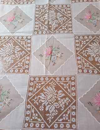 Colcha o Mantel antigua bordada y filet francés