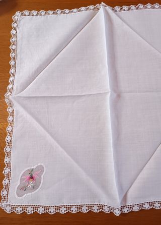 Colcha o Mantel antigua bordada y filet francés