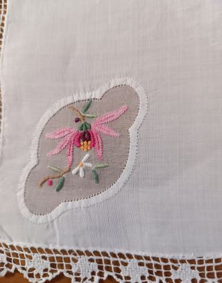 Colcha o Mantel antigua bordada y filet francés