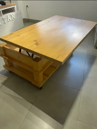 Mesa centro madera artesanal con ruedas