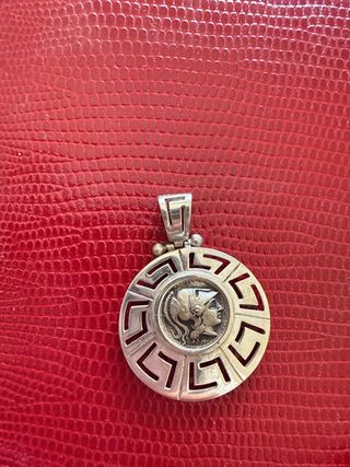 Joya artesana griega con figura de dios
