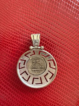 Joya artesana griega con figura de dios