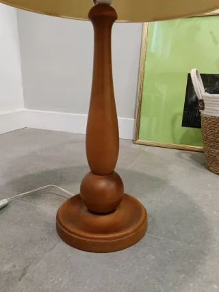Lámpara de mesa madera y tela
