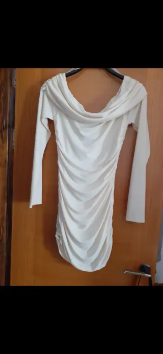 Vestido Zara manga larga drapeado beige