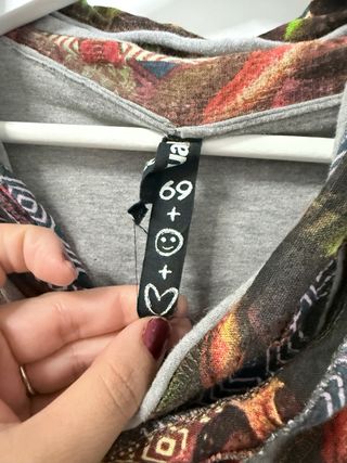 Blusa Desigual gris con estampado floral