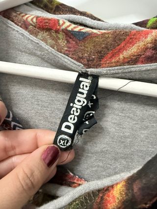 Blusa Desigual gris con estampado floral