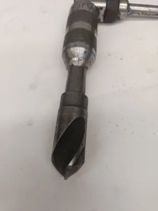 Berbiquí con broca 26 mm. en la punta