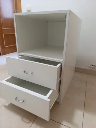 Mueble de estudio blanco con cajones