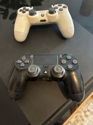 Consola PS4 con 2 mandos y cables