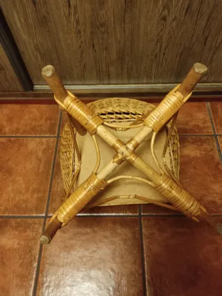 Silla pequeña de mimbre