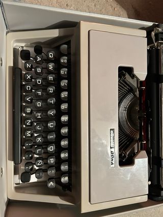 Máquina de escribir Olivetti DORA