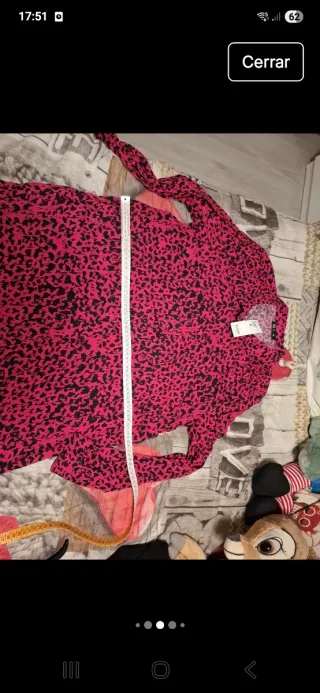 Vestido camisero estampado rosa y negro.