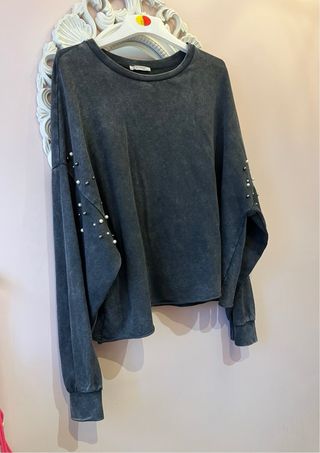 Sudadera Zara gris con perlas