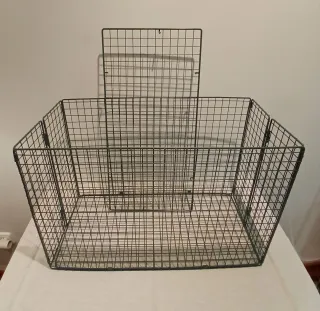 BAÚL METALICO CON TAPA DE ALAMBRE.