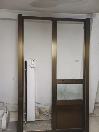 Puerta de terraza doble con persiana