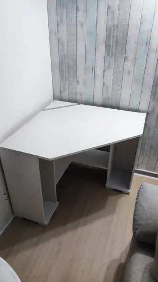 Mesa estudio esquinera blanca con estanterías