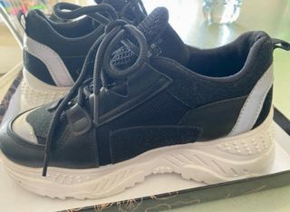 Scarpe sportive nere e bianche