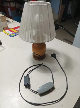 Lámpara de mesa de madera con regulador de luz.